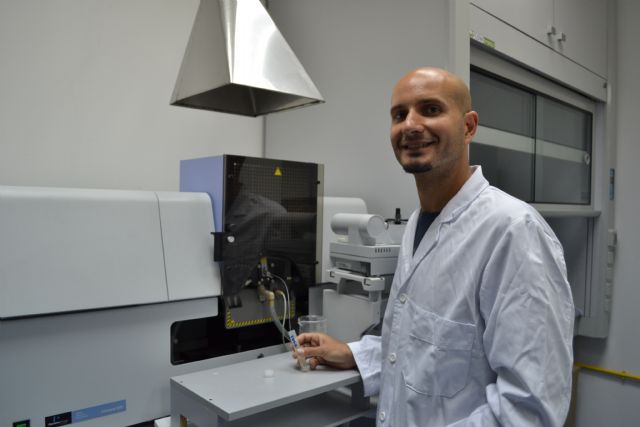 Investigador de la UPCT, en el laboratorio